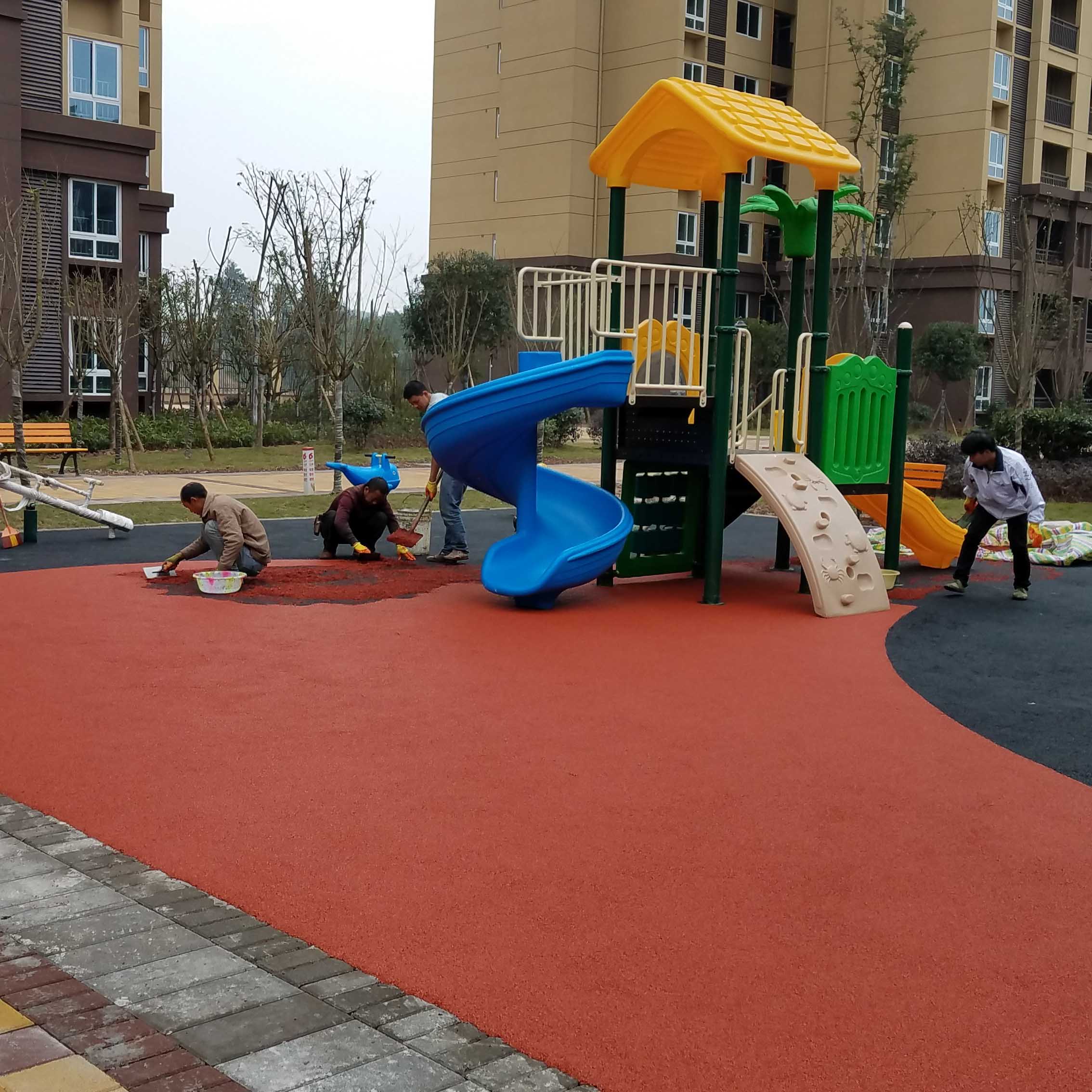 小區(qū)防滑地膠鋪設(shè)
